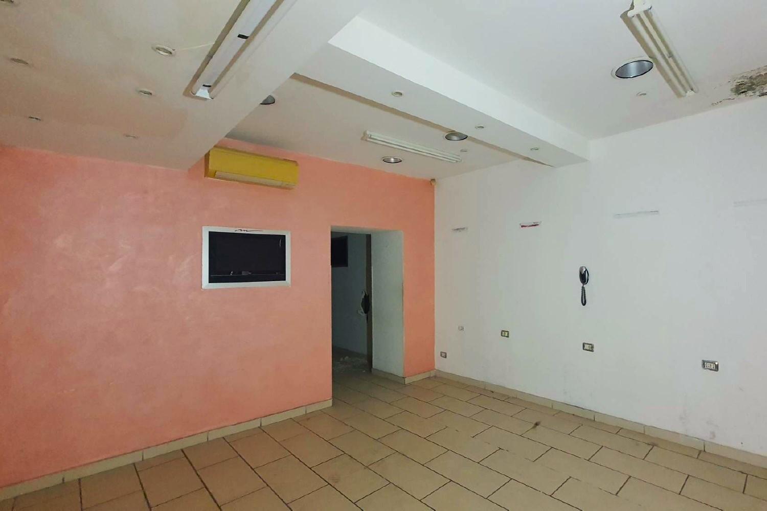 immobile negozio all'asta in via degli avignonesi, n 19 - 00132 Roma (RM) - 1