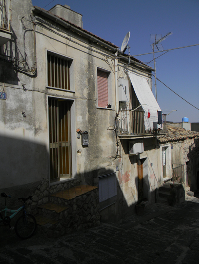 immobile appartamento all'asta in Via S Anna n 28, 30, 32, 34 - 97010 Monterosso Almo (RG) - 1