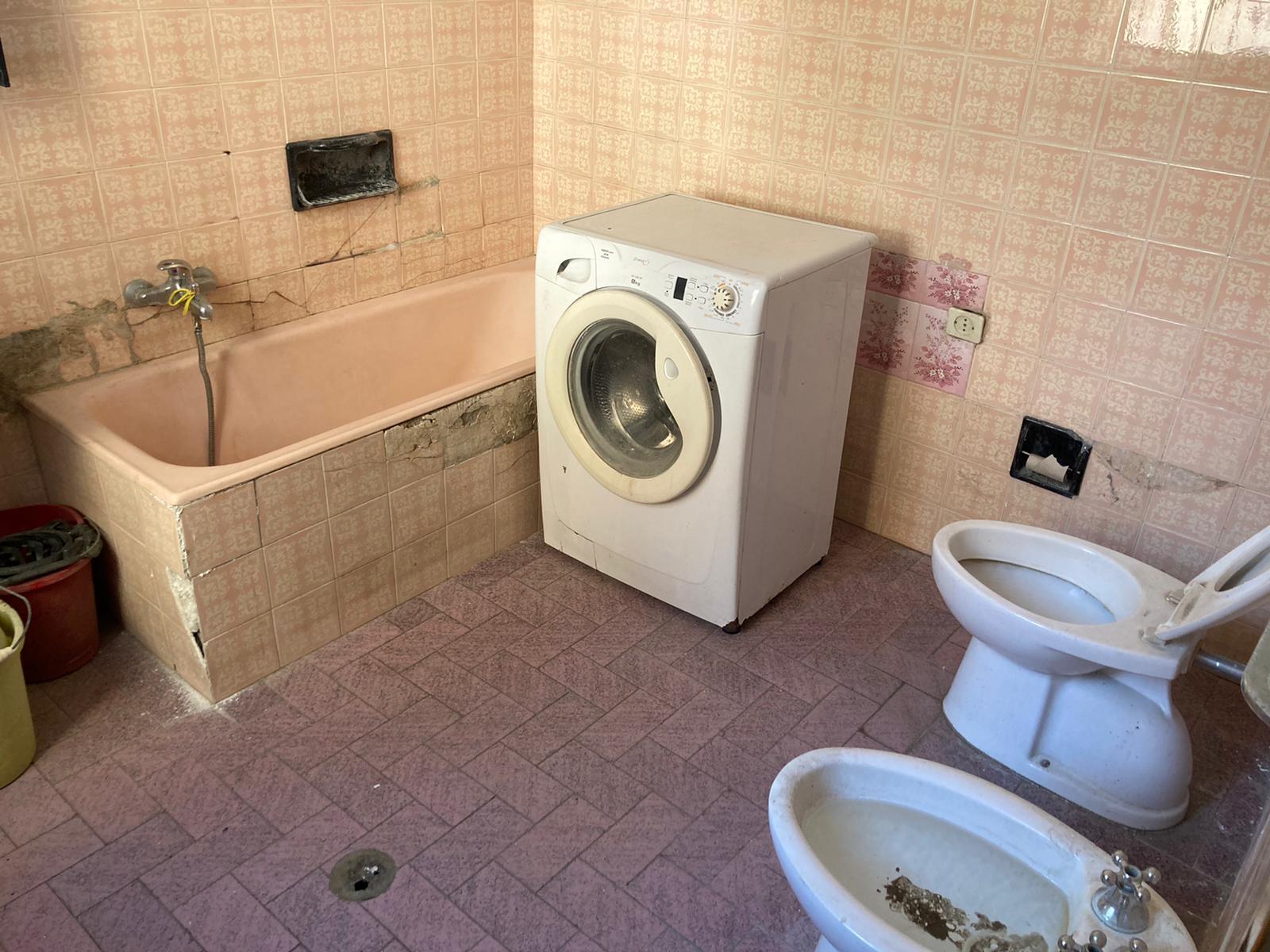 immobile appartamento all'asta in Via I Maggio nn 3 e 5 - 89044 Locri (RC) - 2