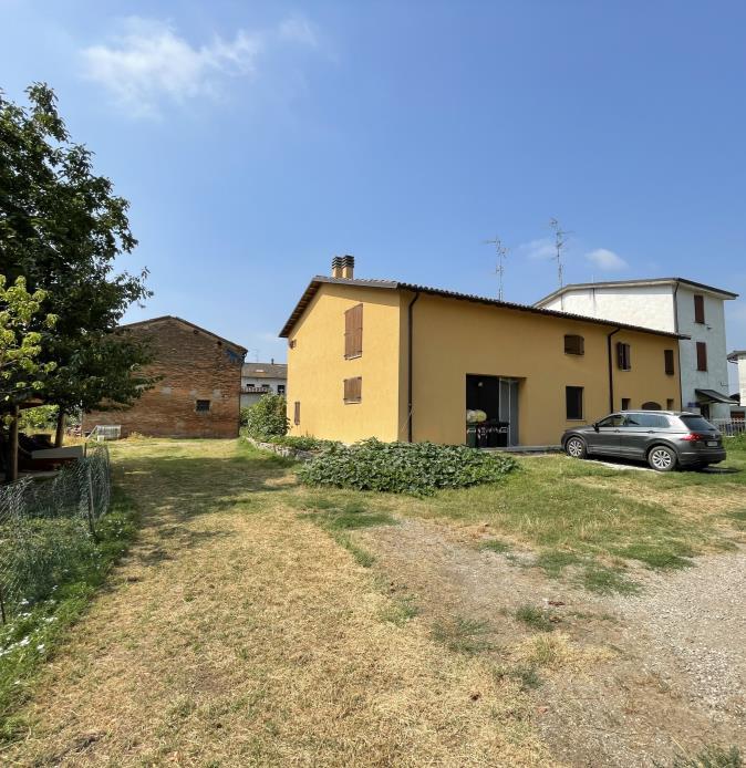 immobile villa all'asta in Viale Antonio Gramsci, 8, 41037 Mirandola MO, Italia Mirandola, Modena - 1