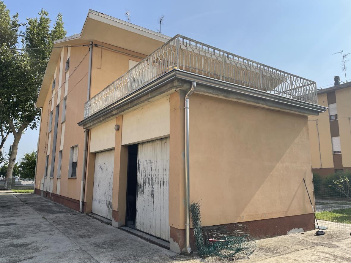 immobile villa all'asta in Viale Antonio Gramsci, 8, 41037 Mirandola MO, Italia Mirandola, Modena - 4