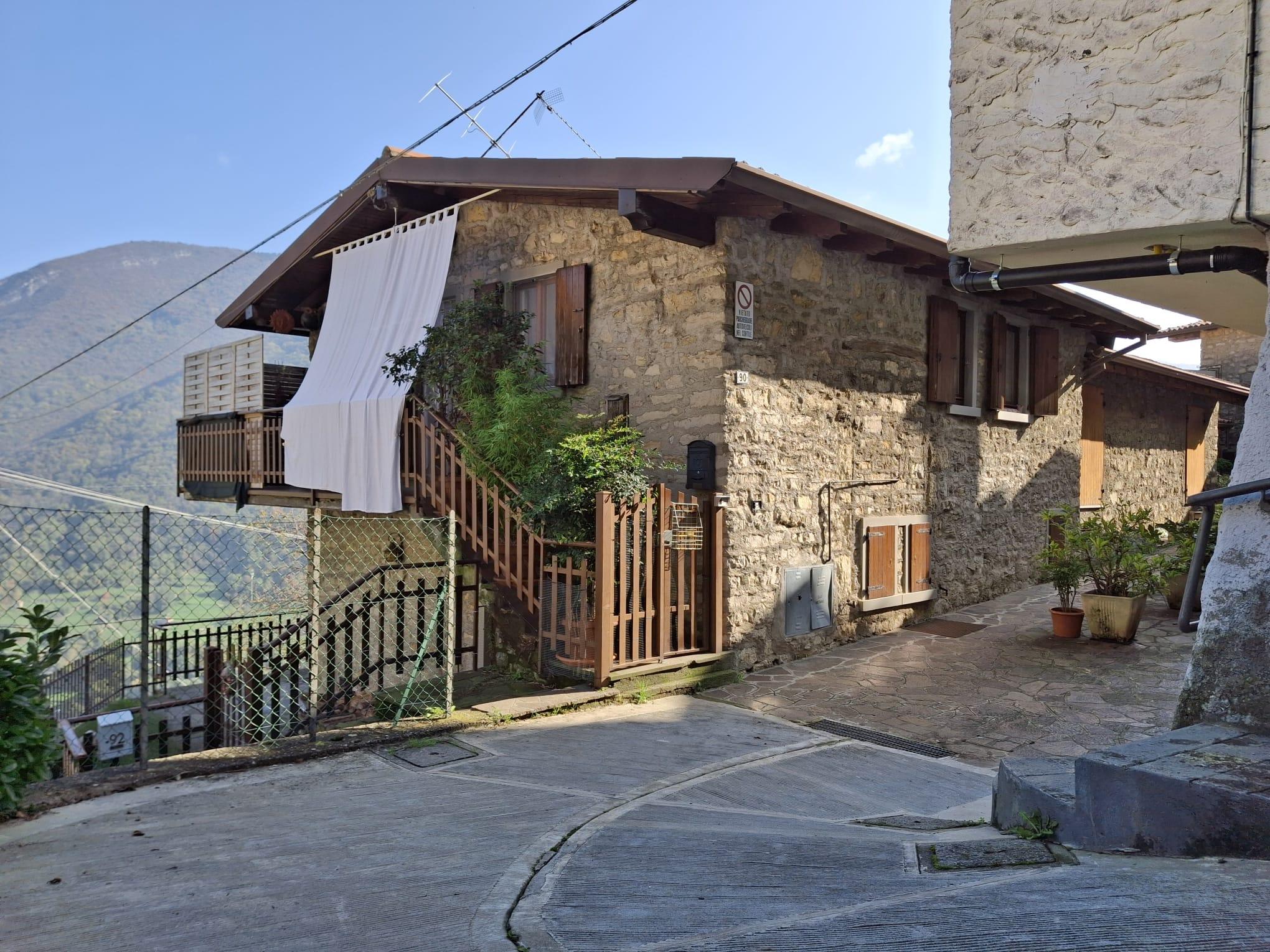 immobile appartamento all'asta in Località Costa, Via Costa, 90 - 24060 Adrara San Martino (BG) - 2