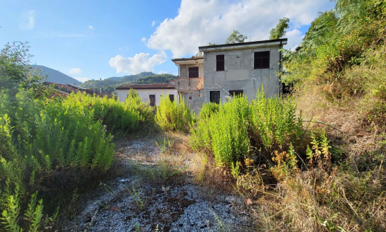 immobile appartamento all'asta in Via Ficola, snc - 54033 Carrara (MS) - 1