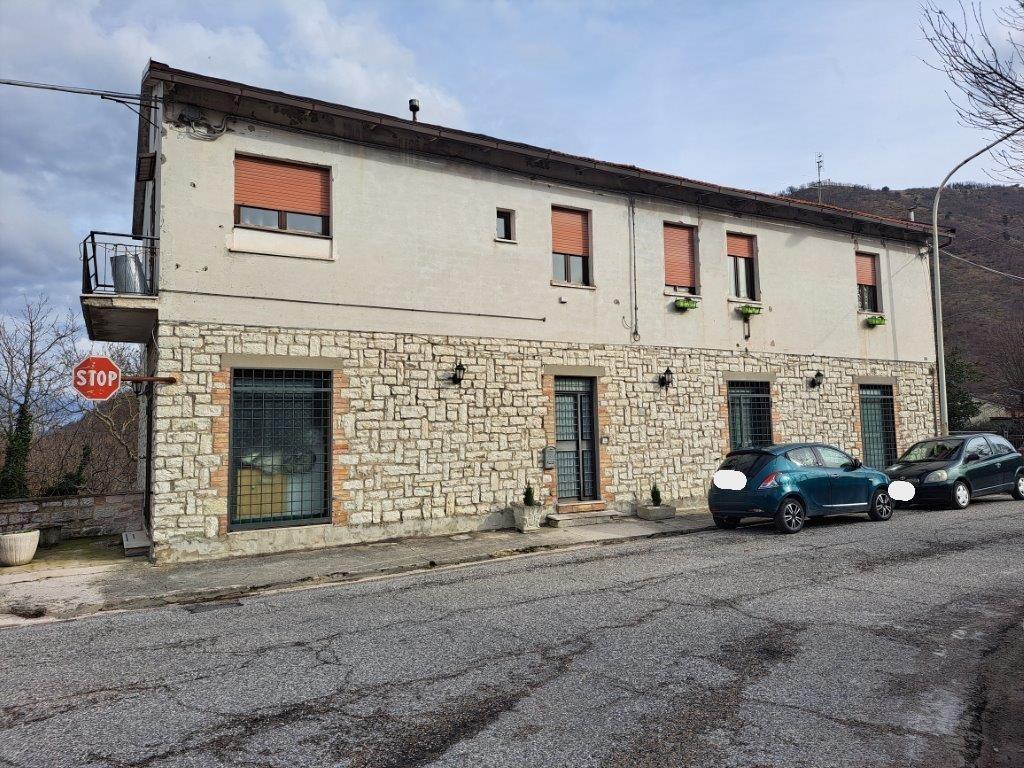 immobile appartamento all'asta in Via Monte Catria 1 e 2 - 61040 Frontone (PU) - 2