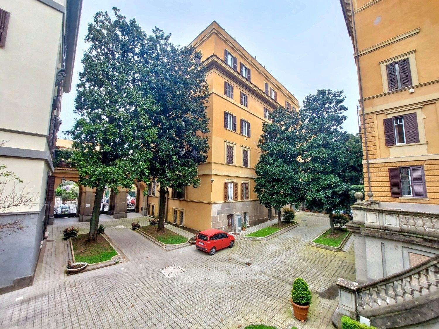 immobile appartamento all'asta in Viale Bruno Buozzi, N 19 - Roma (RM) - 1