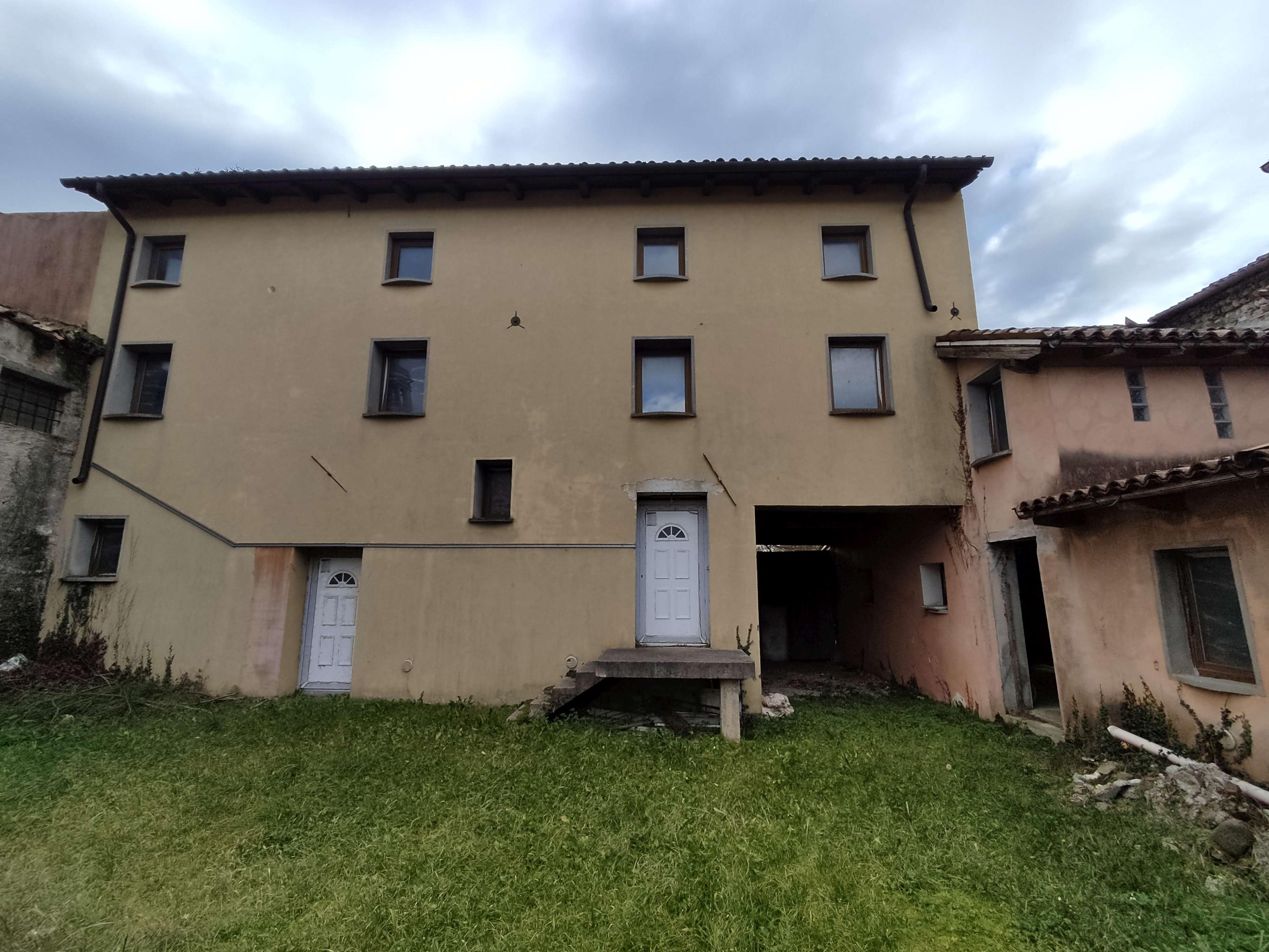 immobile appartamento all'asta in Via Ippolito Nievo 46 - 33050 Santa Maria la Longa (UD) - 1