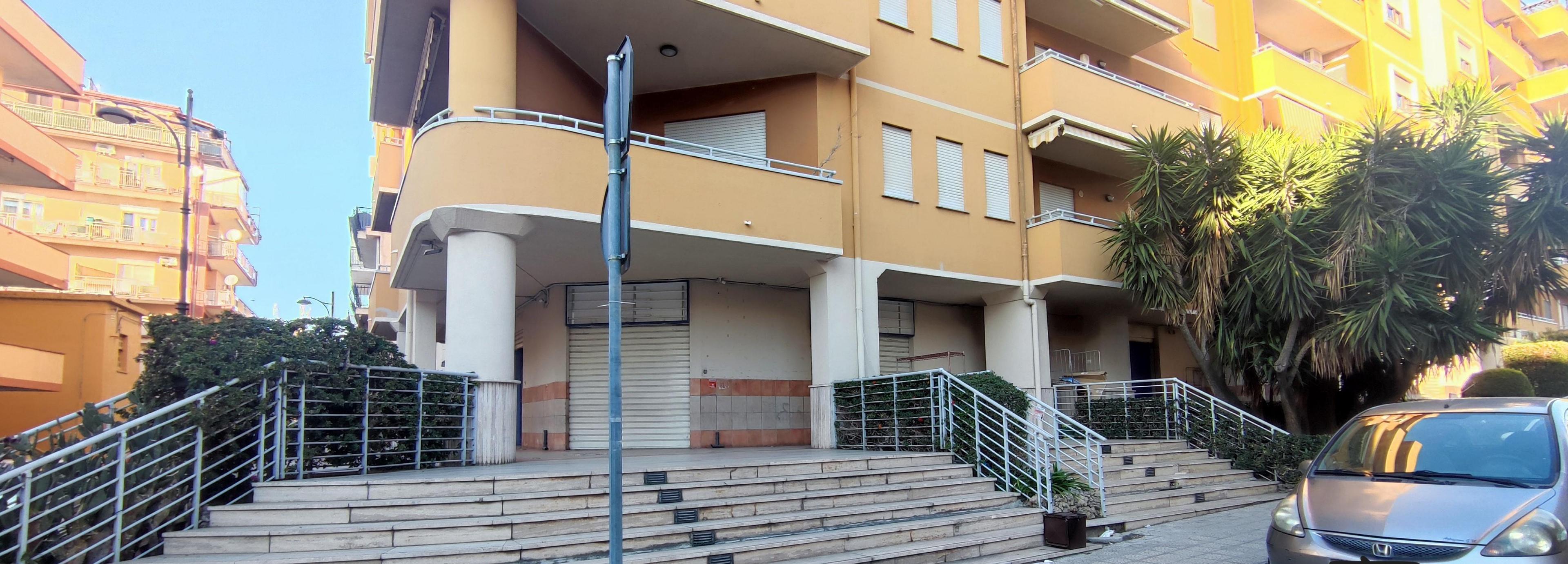 immobile negozio all'asta in Via Michele Barbaro, 31 - 89129 Reggio di Calabria (RC) - 2
