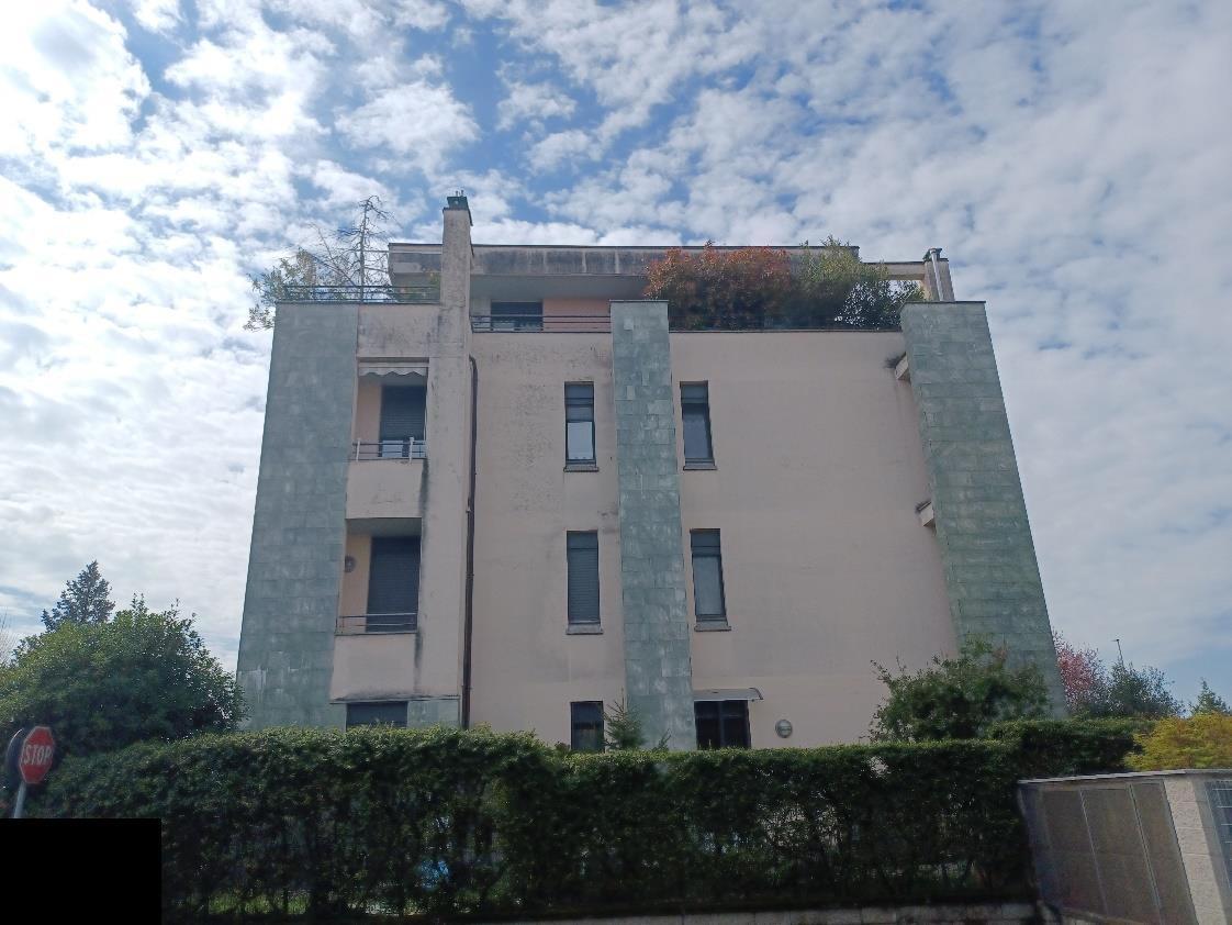 immobile appartamento all'asta in Via Filippo Meda 66/68 - 22066 Mariano Comense (CO) - 3