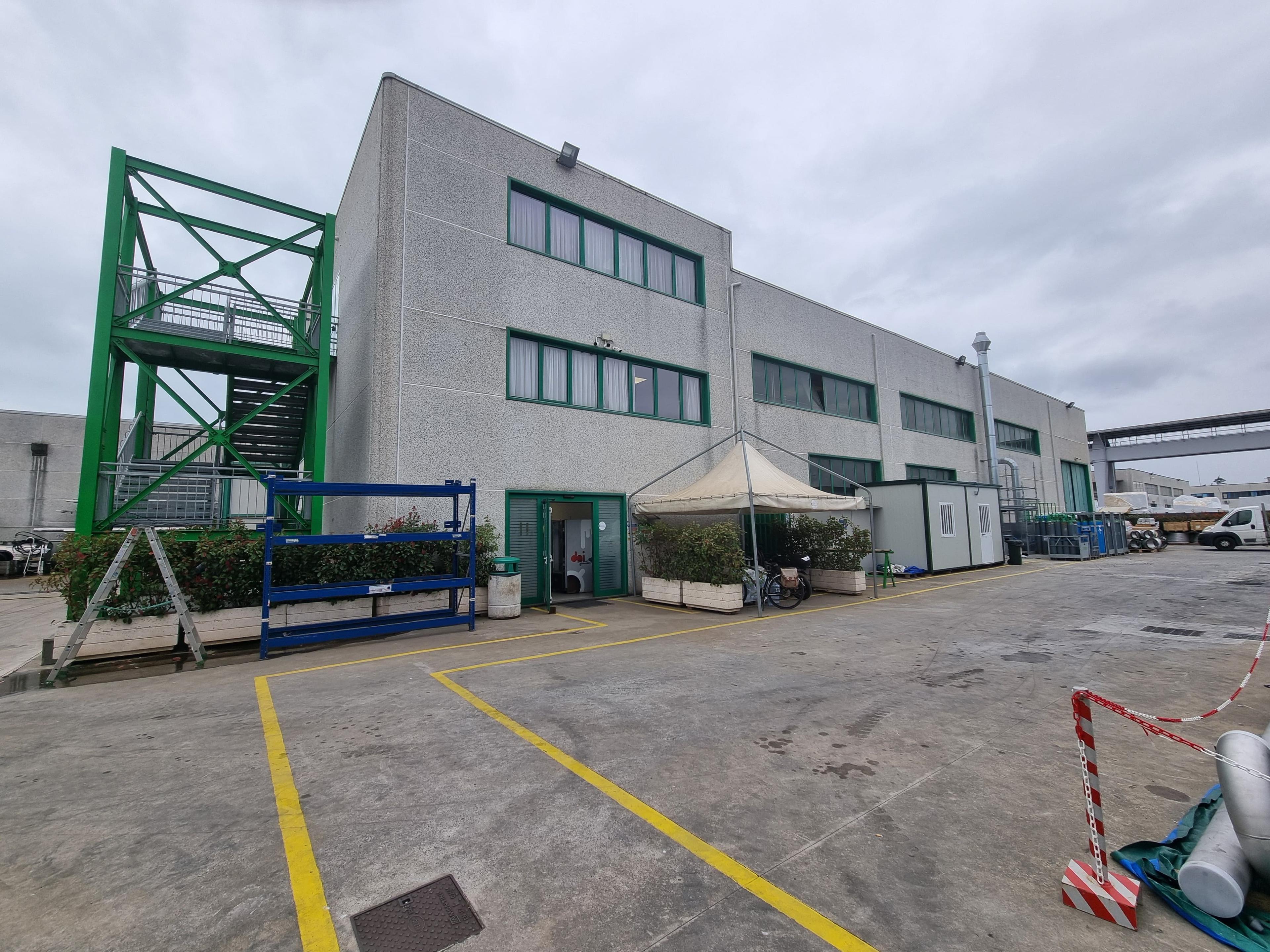 immobile attivita commerciale all'asta in Viale Domenico Zaccagna, 6 - 54033 Carrara (MS) - 1