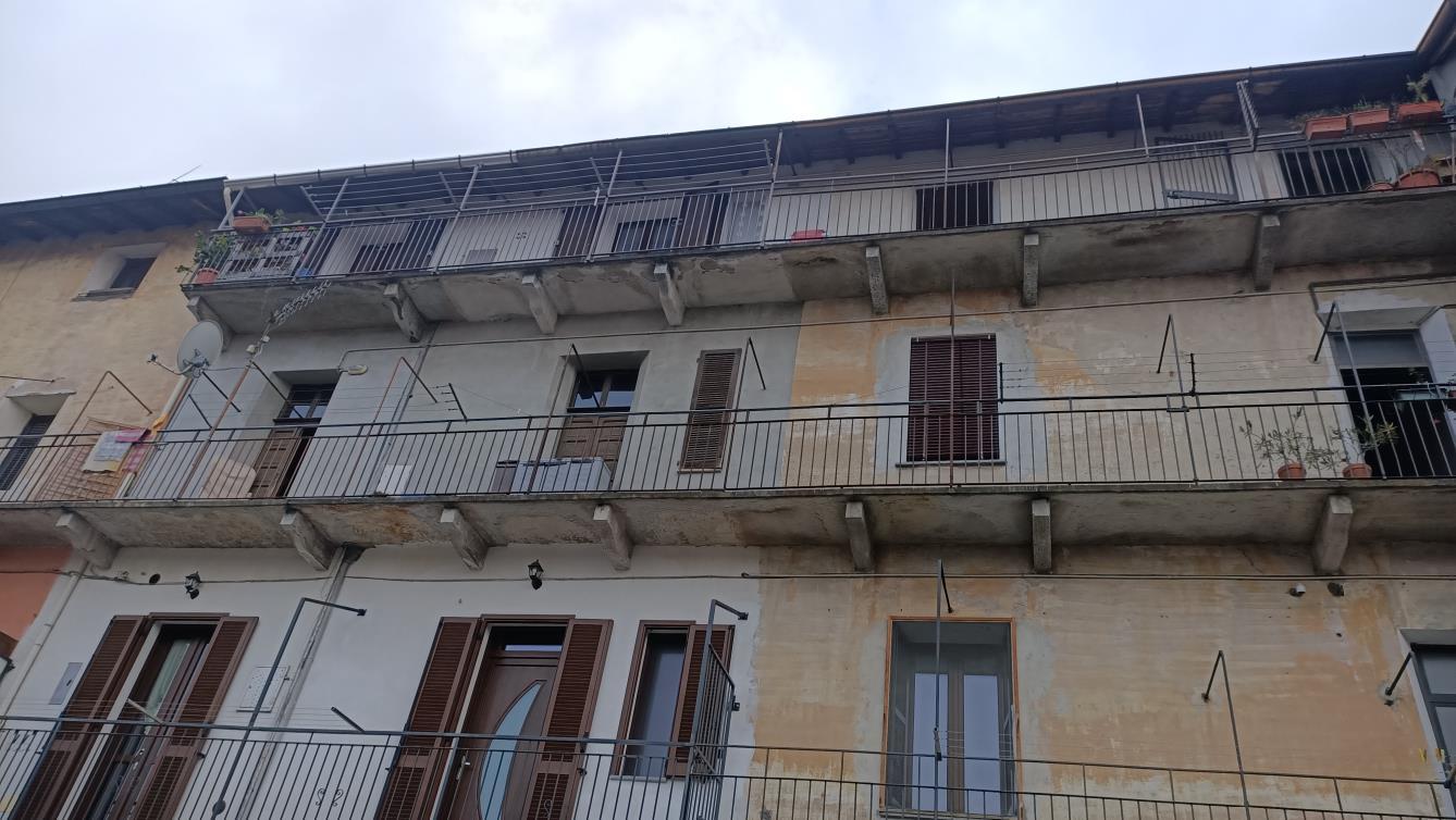 immobile appartamento all'asta in Via Largo Giulio Cesare  4 - 21020 Varano Borghi (VA) - 1