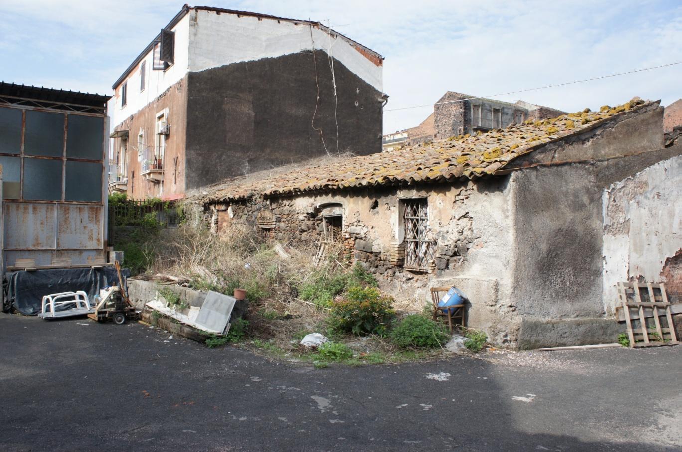 immobile appartamento all'asta in via Ignazio Castone 33 35 37 - 95121 Catania (CT) - 1