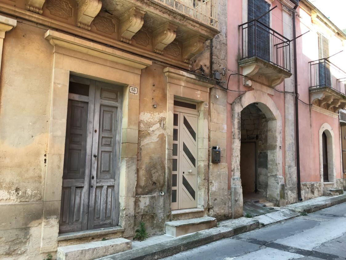 immobile appartamento all'asta in VIA MANZONI 14-16-18 - 96010 Palazzolo Acreide (SR) - 2