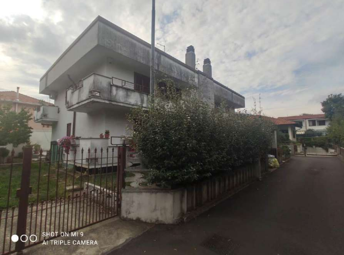 immobile garage all'asta in Via Enrico Toti n 9/C - 22076 Mozzate (CO) - 1