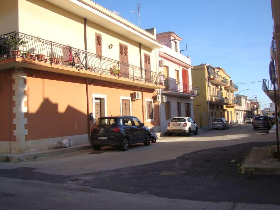 immobile appartamento all'asta in Via Mario D’Aleo n 1 e Via Vittorio Emanuele Orlando n 6 - 96012 Avola (SR) - 2