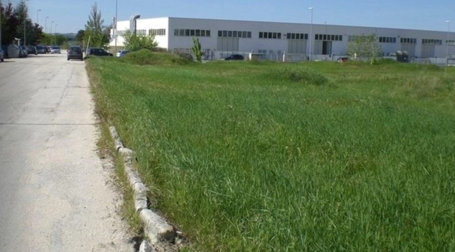 immobile terreno all'asta in via del commercio, n snc - 60030 Monte Roberto (AN) - 1