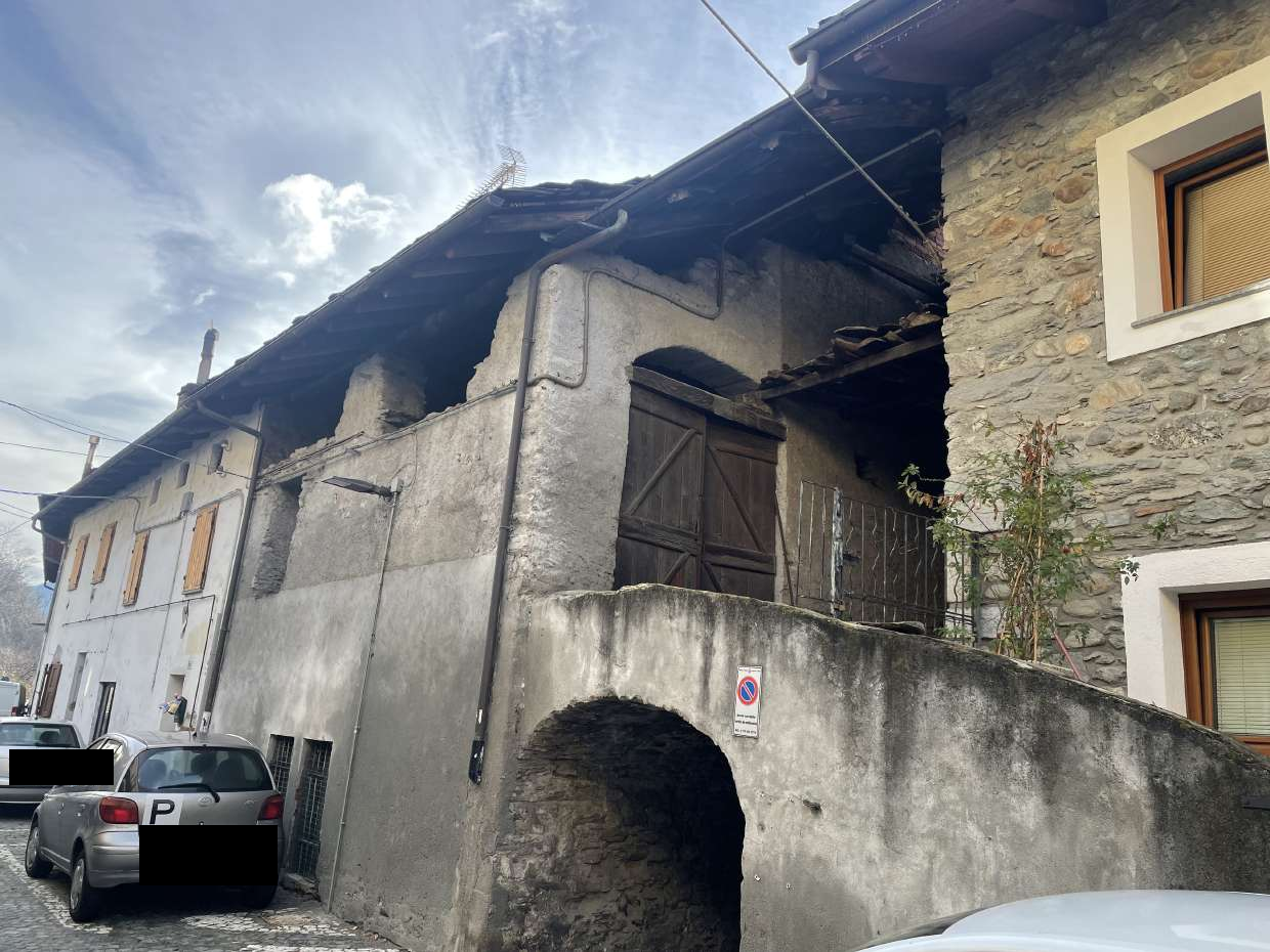 immobile rustico all'asta in Via Roma snc - 11020 Quart (AO) - 1