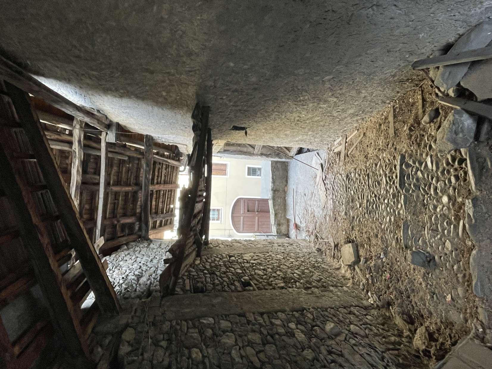 immobile rustico all'asta in Via Roma snc - 11020 Quart (AO) - 5