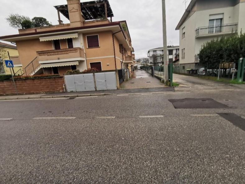 immobile posto auto all'asta in Via Beniamino Gigli 2/4 - 45100 Rovigo (RO) - 2