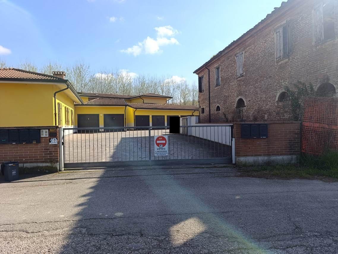 immobile Appartamento trilocale con accesso carrabile all'asta a Dosolo - 2