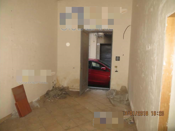 immobile BILOCALE CON CORTILE E DUE GARAGE DA ULTIMARE ALL'ASTA IN VIA COLOMBO, PATERNO' (CT) - 2