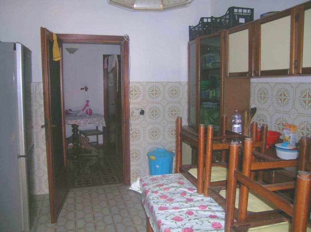 immobile AMPIO TRILOCALE CON ACCESSORI ALL'ASTA IN VIALE SOCRATE, APRILIA (LT) - 3