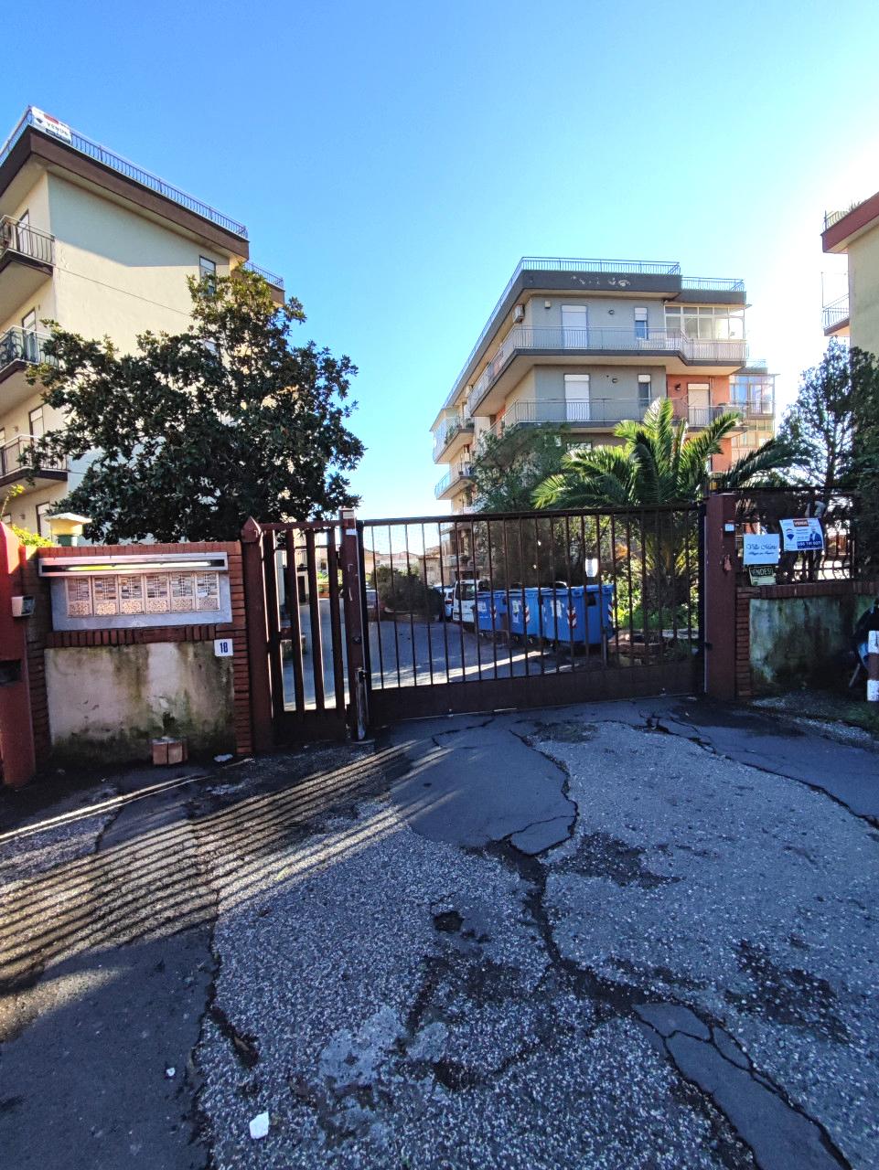immobile AMPIO TRILOCALE CON ACCESSORI ALL'ASTA IN VIA DEGLI ABRUZZI, S GIOVANNI LA PUNTA (CT) - 3