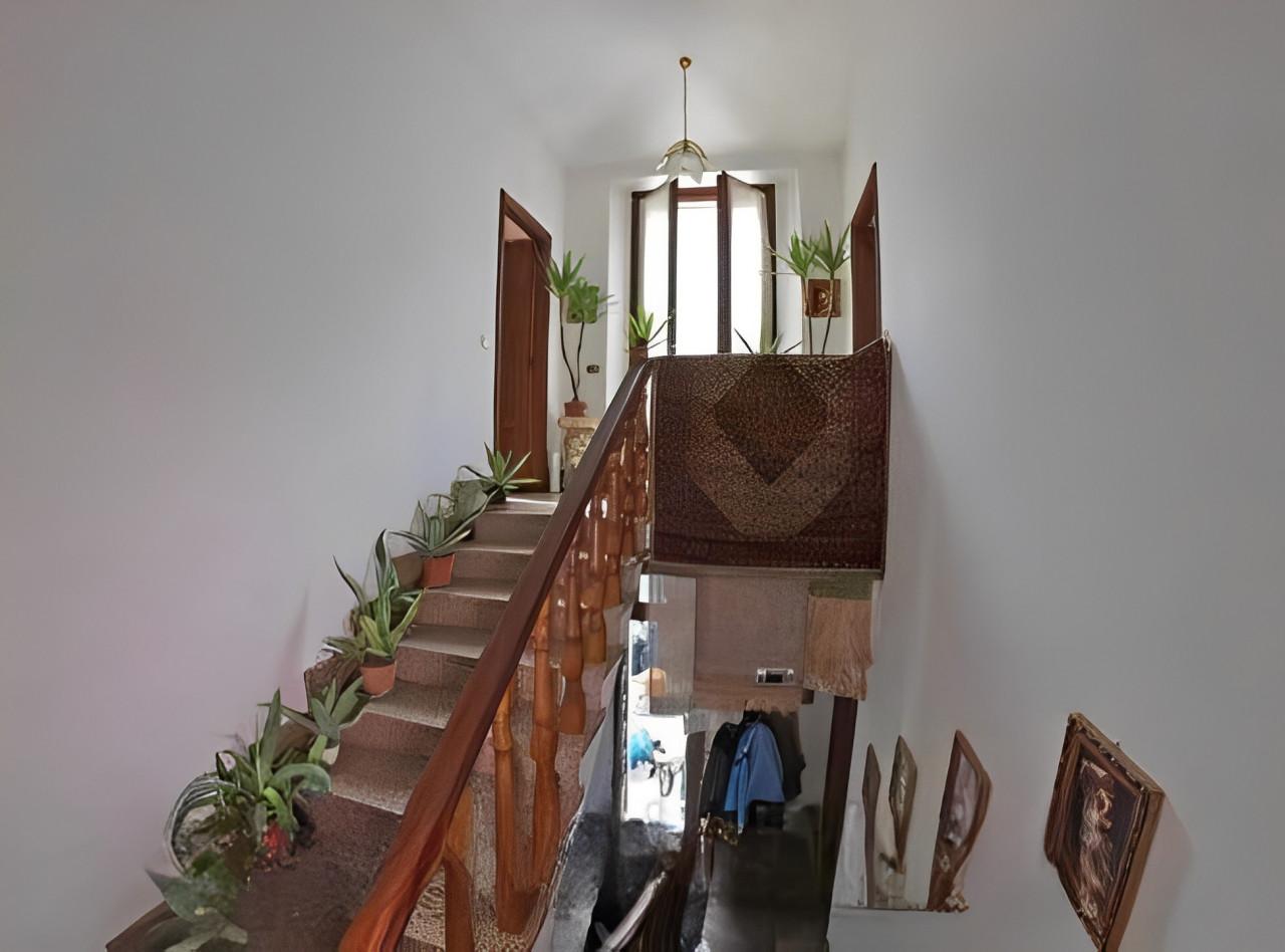 immobile CASA A SCHIERA ALL'ASTA CON NEGOZIO IN VIA ROMA, VIARIGI (AT) - 1