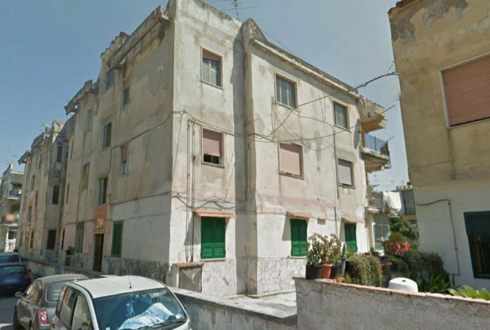 immobile TRILOCALE CON RIPOSTIGLIO ALL'ASTA IN VIA DENTICE A POZZUOLI (NA) - 1