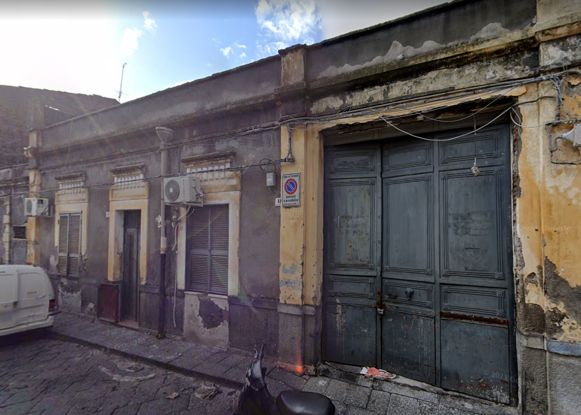 immobile AMPIO LOCALE ADIBITO AD AUTORIMESSA ALL'ASTA IN VIA PIOMBAI A CATANIA (CT) - 2