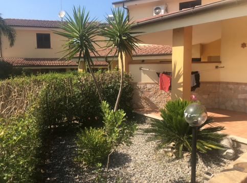 immobile VILLETTA A SCHIERA SU DUE LIVELLI ALL'ASTA IN VIA SLOVENIA A CROTONE (KR) - 4