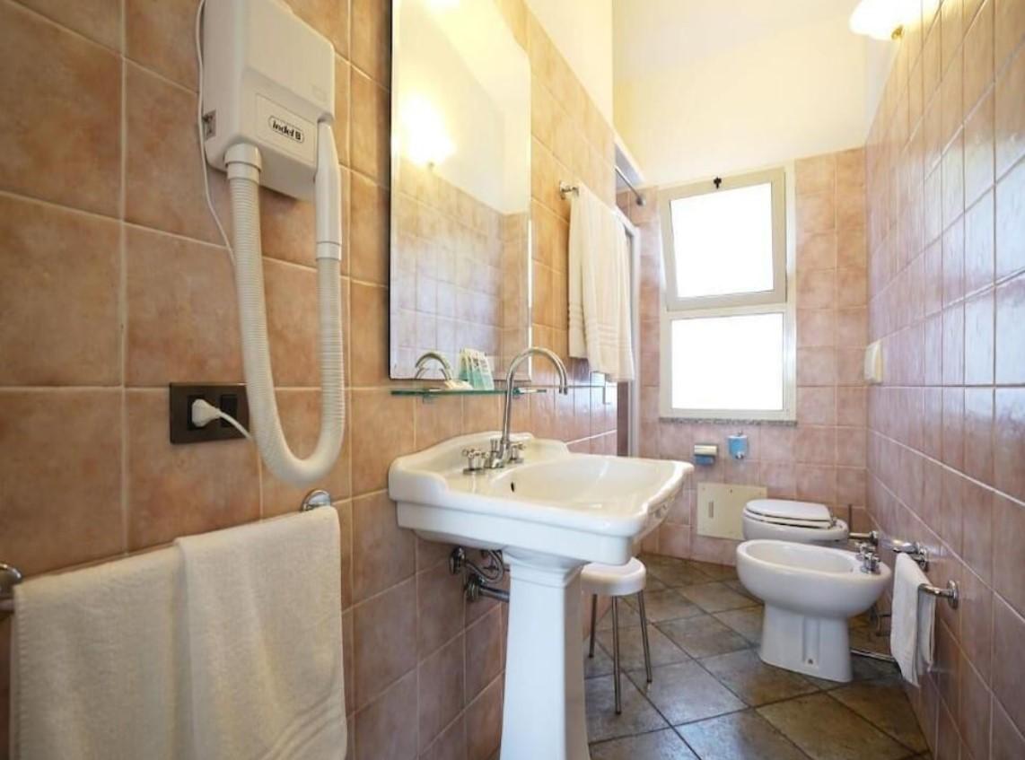 immobile ALBERGO MULTIACCESSORIATO ALL'ASTA IN LOCALITA' SA MURTA BIANCA, PULA (CA) - 4