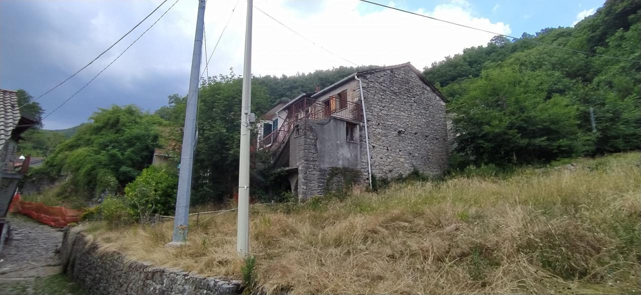 immobile ABITAZIONE SU TRE LIVELLI ALL'ASTA IN VIA NAVOLA DI GUINADI, PONTREMOLI (MS) - 1