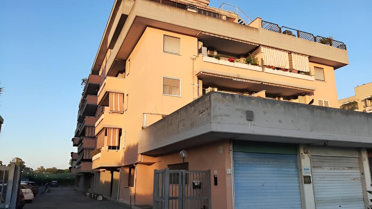 immobile TRILOCALE CON POSTO AUTO E CANTINA ALL'ASTA IN VIA DELL'APPAGLIATORE, ROMA (RM) - 1