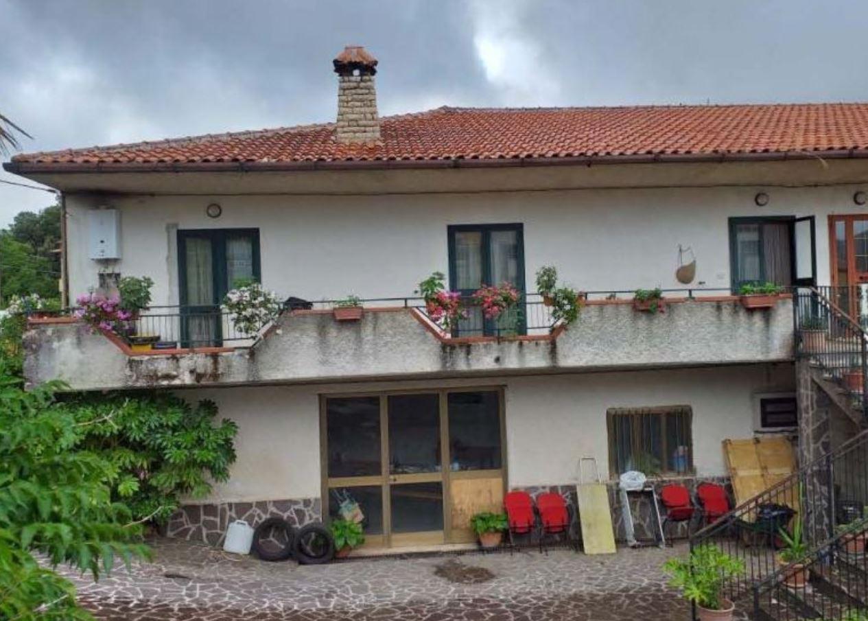 immobile ALL'ASTA CASA A SCHIERA SU TRE PIANI IN CONTRADA FORTINO, TORTORELLA (SA) - 1