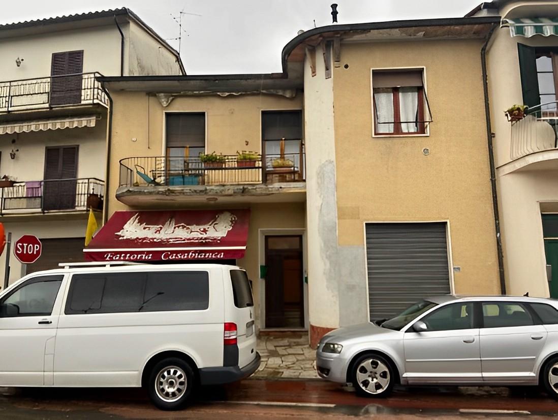 immobile CASA A SCHIERA ALL'ASTA CON TERRAZZA IN VIA TRIESTE, BUCINE (AR) - 2