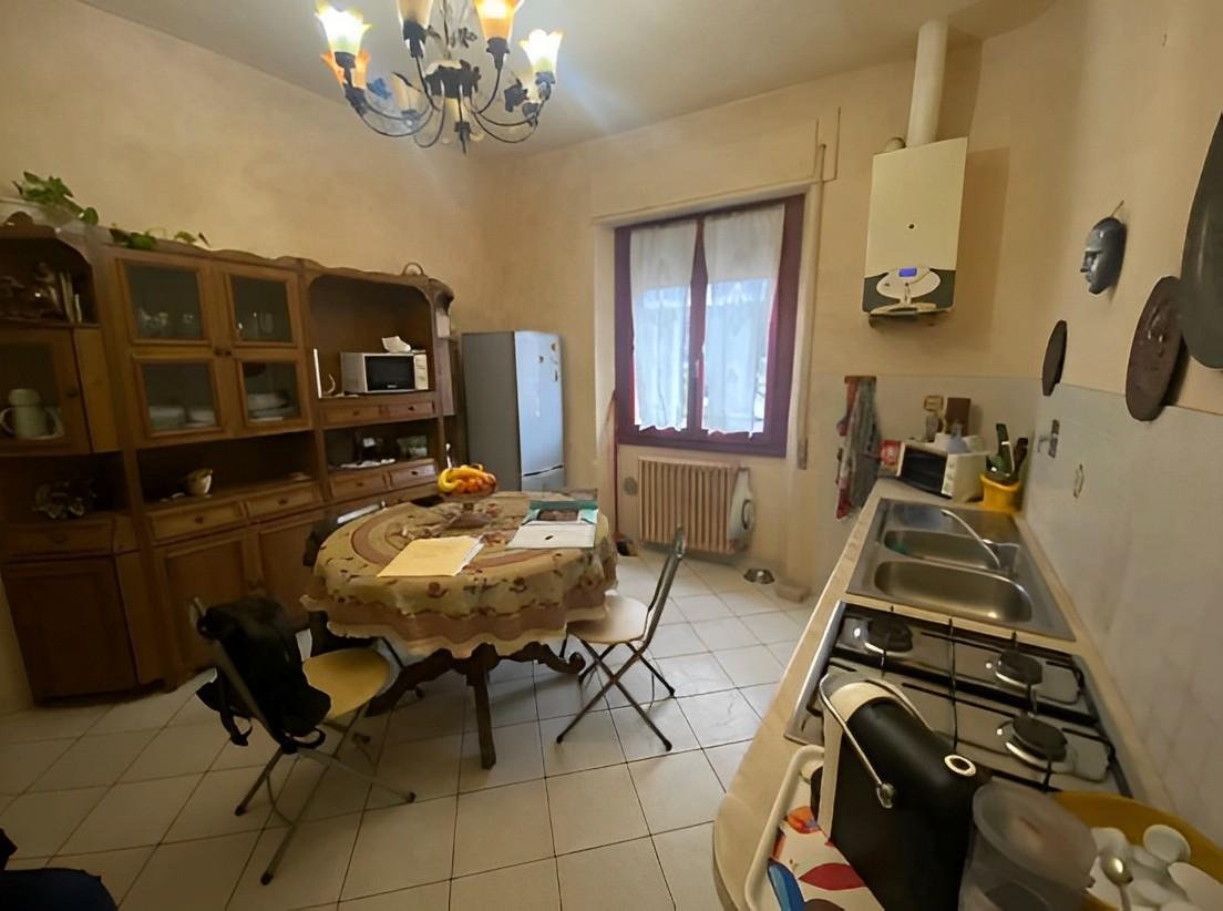 immobile CASA A SCHIERA ALL'ASTA CON TERRAZZA IN VIA TRIESTE, BUCINE (AR) - 2