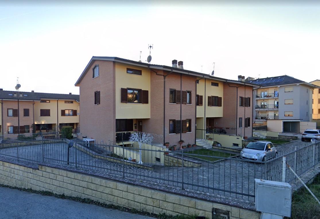 immobile VILLA A SCHIERA CON GARAGE E CORTE ALL'ASTA IN VIA CAPO CROCE, L'AQUILA (AQ) - 1